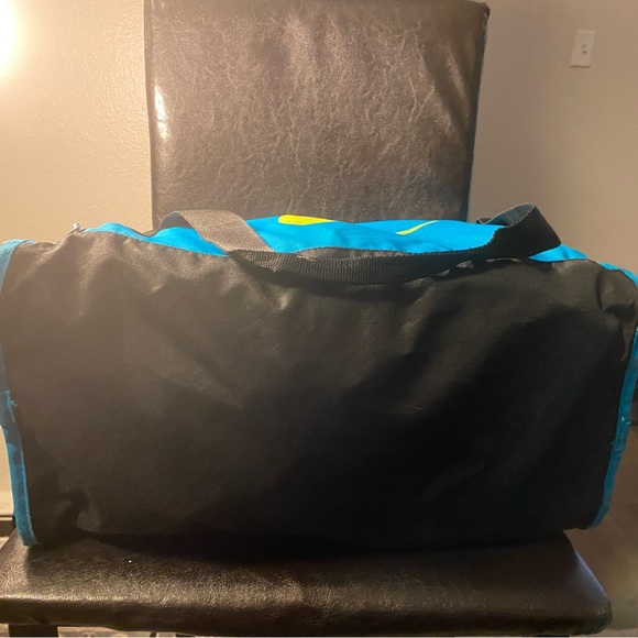 Nike Brasilia Small Training Duffel Bag Dual-Zip Multi Pocket Gym Bag - Picture 7 of 12